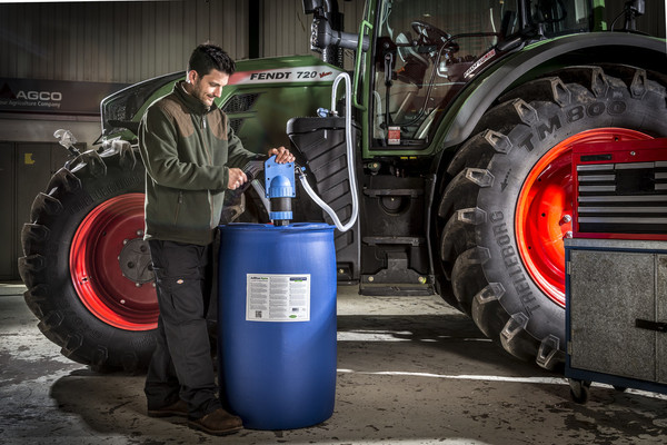 AdBlue-säiliön tunnistaa yleensä sinisestä korkista.