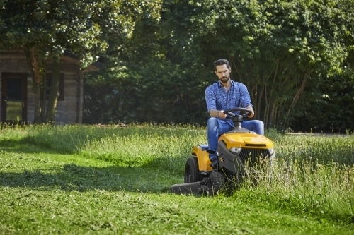 Päältäajettava traktorimallinen ja bensiinikäyttöinen Stiga-ruohonleikkuri